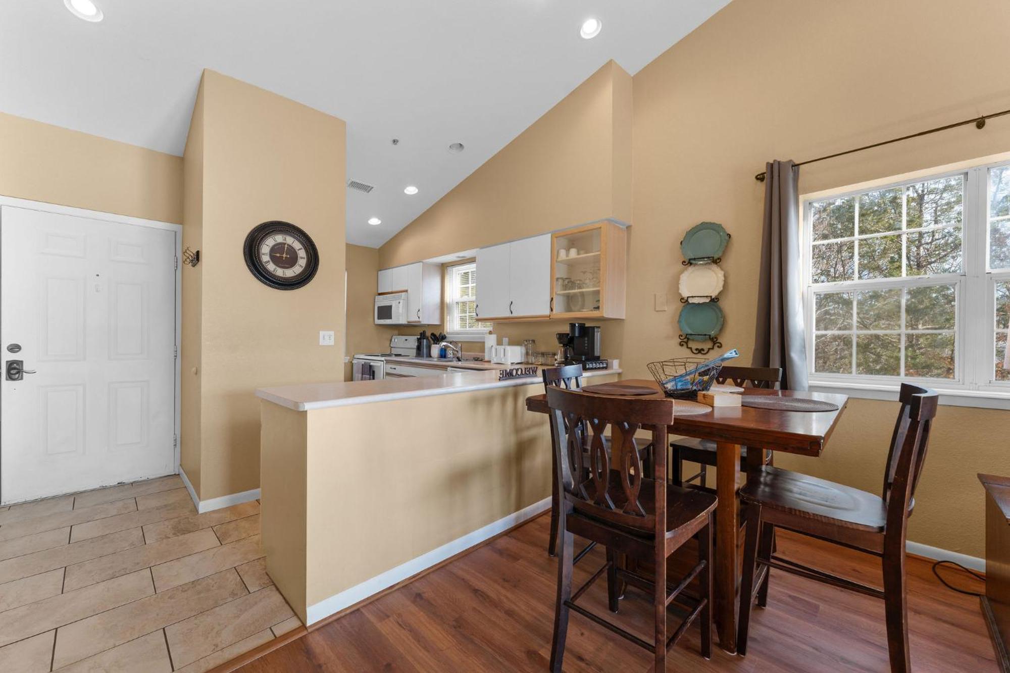 Cozy Top Floor 2Br Condo With View And Amenities!! Point Lookout Екстериор снимка