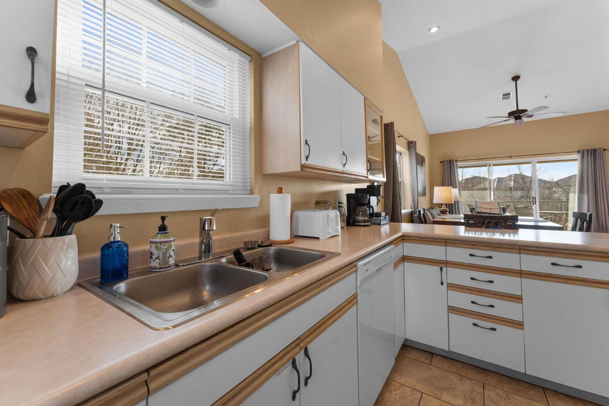 Cozy Top Floor 2Br Condo With View And Amenities!! Point Lookout Екстериор снимка